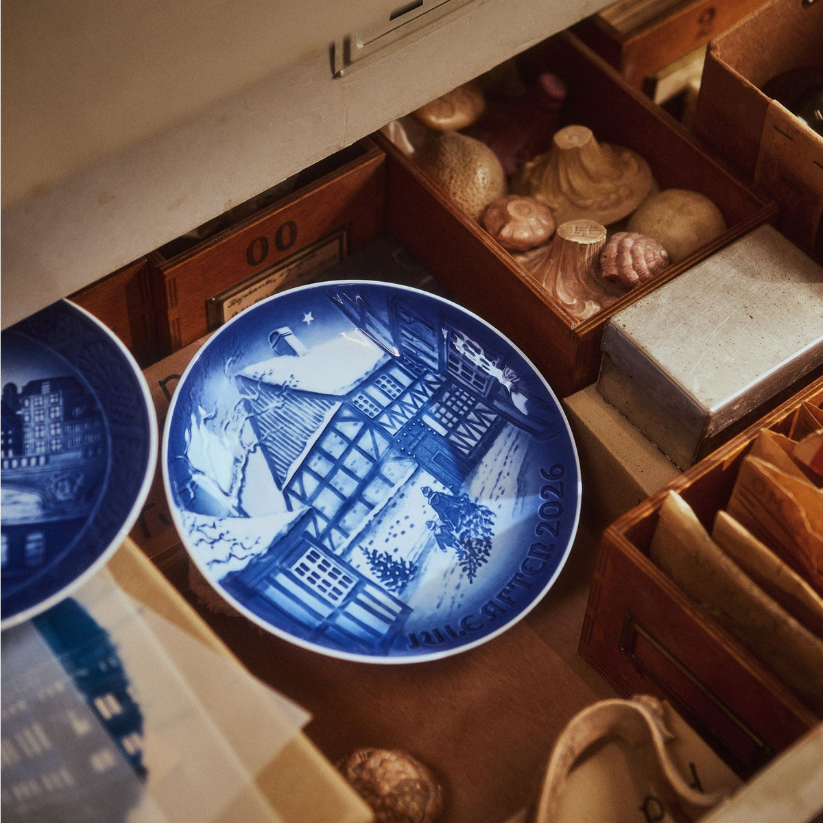 Blue Collectibles Bing &amp; Grøndahl Christmas Plate 2026, Den Gamle By in Aarhus, 18 cm - US 2985